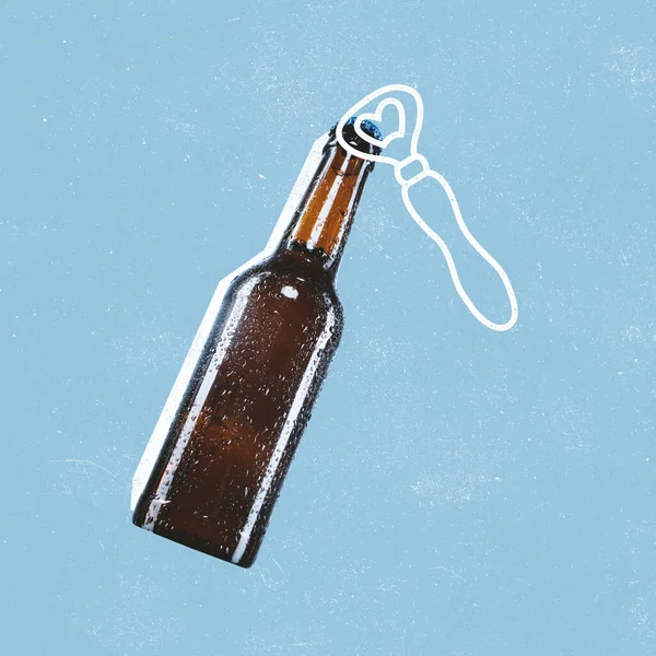 Colagem de arte contemporânea. Abridor de garrafa pintado que abre a garrafa de cerveja com gotas frias de água isoladas no fundo azul. Conceito de festival, tradições nacionais, festival de outubro, bebidas e feriados — Fotografia de Stock