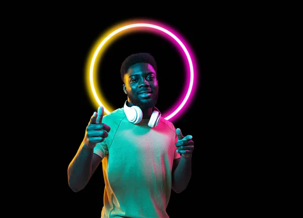 Gestos Retrato Hombre Joven Aislado Sobre Fondo Estudio Oscuro Luz — Foto de Stock