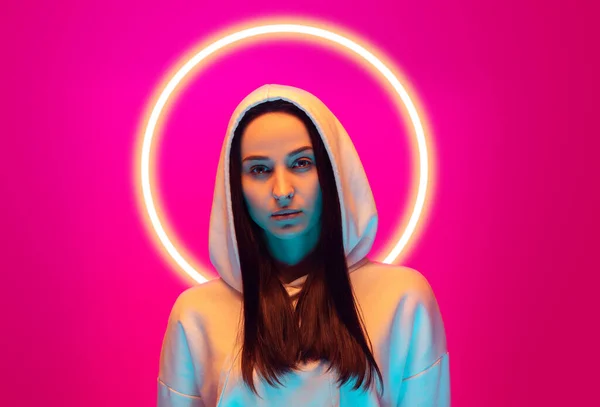 Portret Młodych Kobiet Odizolowany Tle Studia Magenta Kolorowym Świetle Neonowym — Zdjęcie stockowe