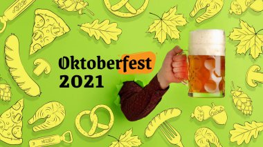 Çağdaş sanat kolajı, elinde bira bardağıyla hafif, soğuk köpüklü bira. Festival konsepti, ulusal gelenekler, tat, içki ve bayram, Ekim Festivali