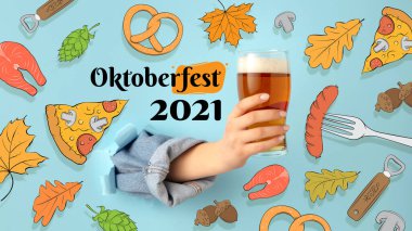 Çağdaş sanat kolajı, elinde bira bardağıyla hafif, soğuk köpüklü bira. Festival konsepti, ulusal gelenekler, tat, içki ve bayram, Ekim Festivali