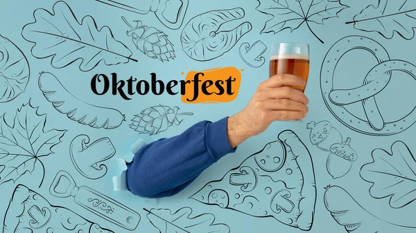 Çağdaş sanat kolajı, elinde bira bardağıyla hafif, soğuk köpüklü bira. Festival konsepti, ulusal gelenekler, tat, içki ve bayram, Ekim Festivali — Stok fotoğraf