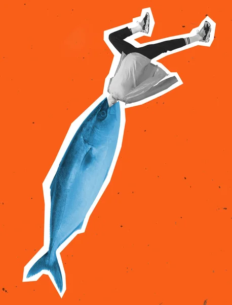 Collage d'arte contemporanea, design creativo moderno. Idea, ispirazione, ecologia, cura dell'ambiente. Pesce mangiare uomo isolato su sfondo di colore arancione — Foto Stock