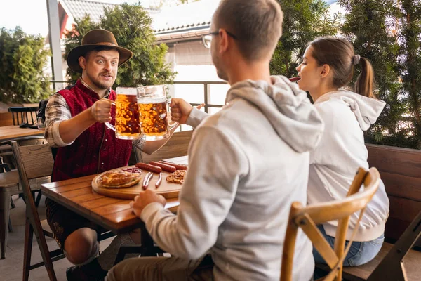 朋友们在酒吧、咖啡馆和啤酒节聚会。传统，乐趣，欢乐，友谊，假期。Oktoberfest, october, autumn concept — 图库照片