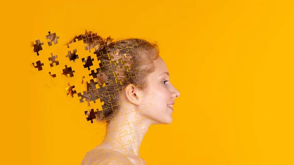 Konzeptbild mit Porträt einer jungen lächelnden Frau aus Puzzleteilen. Emotionales Chaos im Kopf eines Menschen. Collage zeitgenössischer Kunst — Stockfoto