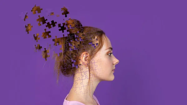 Концептуальное изображение с портретом молодой женщины из кусочков головоломки. Эмоциональный хаос в голове человека. Коллаж современного искусства — стоковое фото