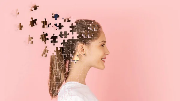 Konzeptbild mit Porträt einer jungen lächelnden Frau aus Puzzleteilen. Emotionales Chaos im Kopf eines Menschen. Collage zeitgenössischer Kunst — Stockfoto