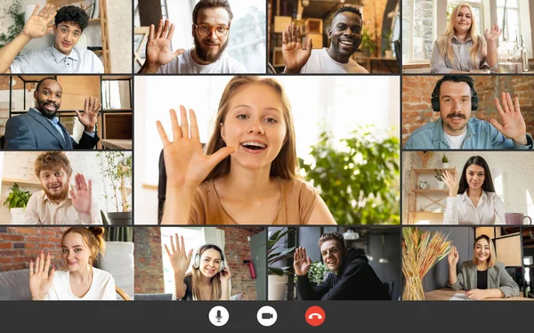 Groupe d'hommes et de femmes multiethniques se réunissant par appel vidéo de groupe partager des idées remue-méninges utiliser la vidéoconférence. Collage, travail d'équipe, esprit d'équipe — Photo