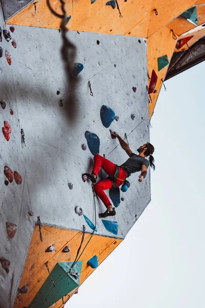 Hartes Niveau Künstliche Oberflächen Klettern Junger Mann Professioneller Bergsteiger Beim — Stockfoto