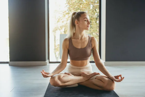 Nilüfer Pozisyonunda Meditasyon Spor Kıyafetli Genç Sıska Bir Kadının Portresi — Stok fotoğraf