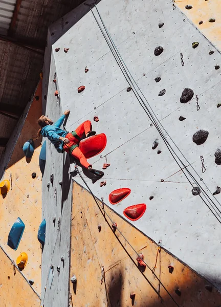 Entraînement quotidien. Jeune homme alpiniste professionnel pratiquant au centre d'entraînement par temps ensoleillé, en plein air. Concept de mode de vie sain, activité physique — Photo