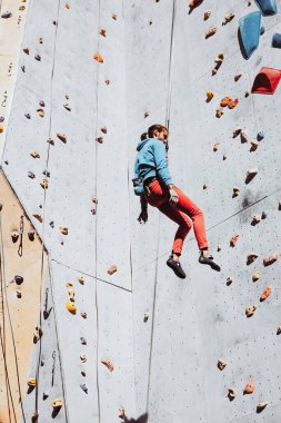 Günlük antrenmanlar. Genç adam profesyonel kaya tırmanışçısı güneşli bir günde, açık havada antrenman yapıyor. Sağlıklı yaşam tarzı, aktivite kavramı
