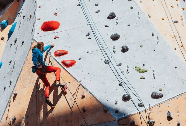 Moeilijk niveau. Jongeman professionele bergbeklimmer oefenen in het trainingscentrum in zonnige dag, buiten. Concept van gezonde levensstijl, toerisme, natuur, beweging. — Stockfoto