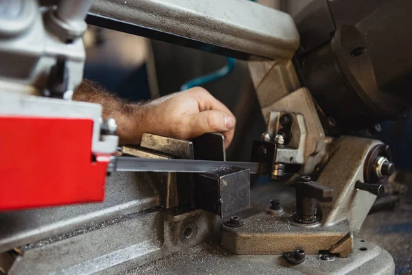 Primer plano de las manos de mecánico automático masculino en dungarees con herramientas de trabajo que trabajan en la estación de servicio del coche, en el interior. Concepto de trabajo, ocupación, negocio, caree, trabajo —  Fotos de Stock