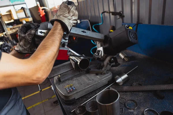 Primer plano de las manos de mecánico automático masculino en dungarees con herramientas de trabajo que trabajan en la estación de servicio del coche, en el interior. Concepto de trabajo, ocupación, negocio, caree, trabajo —  Fotos de Stock