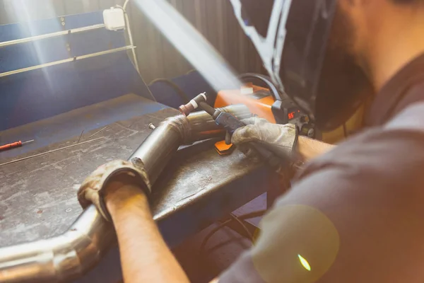 Imagen recortada de mecánico automático masculino en dungarees con herramientas de trabajo que trabajan en la estación de servicio de automóviles, en interiores. Concepto de trabajo, ocupación, negocio, caree, trabajo —  Fotos de Stock