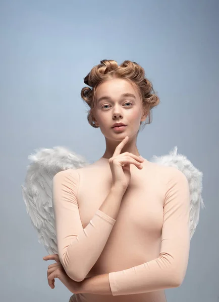 Κοντινό πλάνο πορτρέτο του όμορφου, όμορφου κοριτσιού, χαριτωμένη μπαλαρίνα κατ 'εικόνα αγγέλου με φτερά απομονωμένα σε λευκό γκρι φόντο στούντιο. — Φωτογραφία Αρχείου