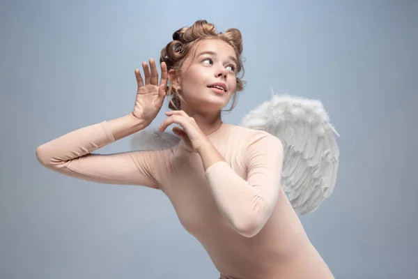 Retrato de menina bonita, bonita, bailarina graciosa na imagem de anjo com asas isoladas no fundo do estúdio cinza branco. — Fotografia de Stock