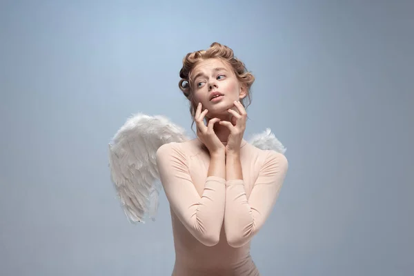 Πορτρέτο της προσφοράς, όμορφη νεαρή κοπέλα, χαριτωμένη μπαλαρίνα στην εικόνα του αγγέλου με φτερά που απομονώνονται σε λευκό γκρι φόντο στούντιο. — Φωτογραφία Αρχείου