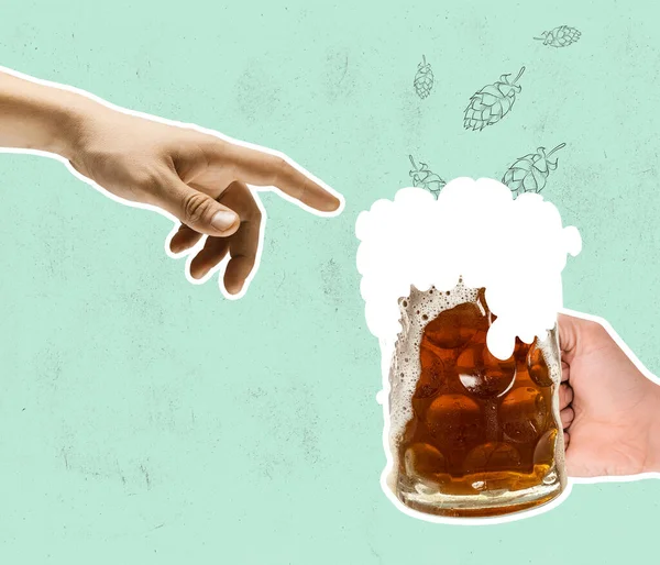 Сучасне мистецтво колаж з рукою торкається пивного скла з пивом, виготовленим холодним піщаним пивом. Концепція фестивалю, національні традиції, напої та свята, жовтень — стокове фото
