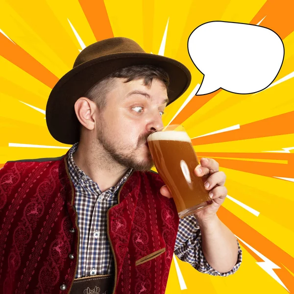 Kolaj, poster. Geleneksel Bavyera kostümlü, soğuk köpüklü bira, bira içen, sarı arka planda izole edilmiş genç bir adam. Ulusal mutfak, tatiller, gelenekler — Stok fotoğraf