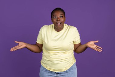 Mor, eflatun renkli stüdyo arka planında izole edilmiş Afrikalı güzel bir kadının yarım boy portresi. İnsan duyguları kavramı, yüz ifadesi, doğal güzellik, vücut pozitifliği