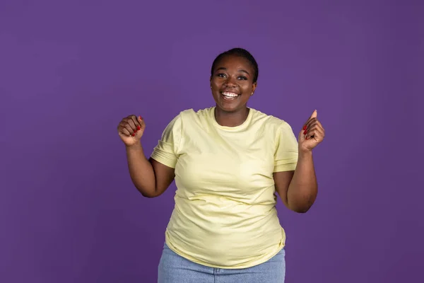 Ritratto di mezza lunghezza di bella donna africana isolata su viola, colore lilla studio sfondo. Concetto di emozioni umane, espressione facciale, bellezza naturale, corpo positivo — Foto Stock