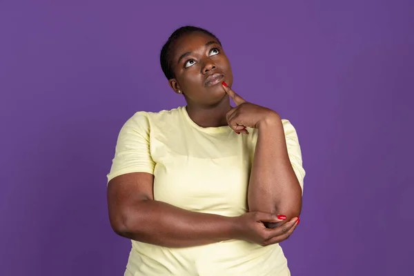 Potret setengah panjang wanita cantik Afrika terisolasi dengan latar belakang studio berwarna ungu dan ungu. Konsep emosi manusia, ekspresi wajah, keindahan alam, bodypositive — Stok Foto