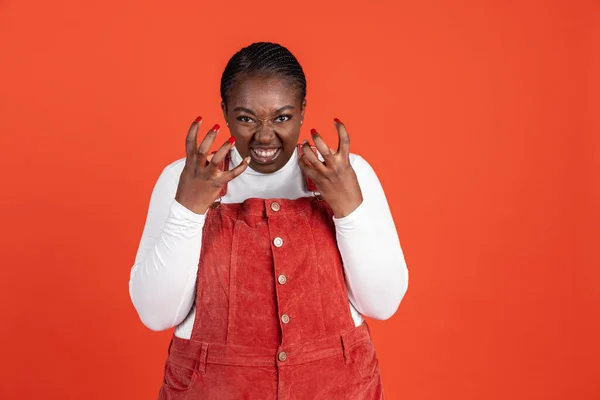 Helles Porträt einer Afrikanerin isoliert auf rotem Studiohintergrund. Konzept menschlicher Emotionen, Gesichtsausdruck, natürliche Schönheit, Körperpositiv — Stockfoto