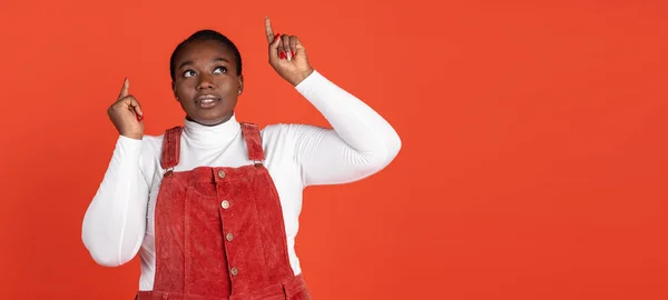 Flyer. Helles Porträt einer glücklichen afrikanischen Frau isoliert auf rotem Studiohintergrund. Konzept menschlicher Emotionen, Gesichtsausdruck, natürliche Schönheit, Körperpositiv — Stockfoto