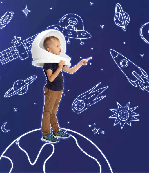 Kreative Kunstwerke mit einem kleinen Jungen in einem riesigen weißen Astronautenhelm, der zwischen gezeichneten Planeten, Asteroiden und Sternen im Weltall steht. Ideen, Inspiration, Fantasie. Collage — Stockfoto