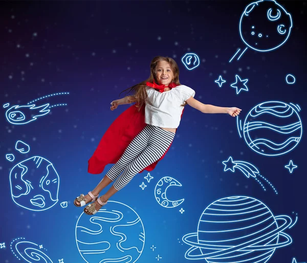 Konceptualne dzieło sztuki z małą dziewczynką latającą w snach pośród narysowanych planet w kosmosie. Pomysły, inspiracje, wyobraźnia. Kolaż — Zdjęcie stockowe