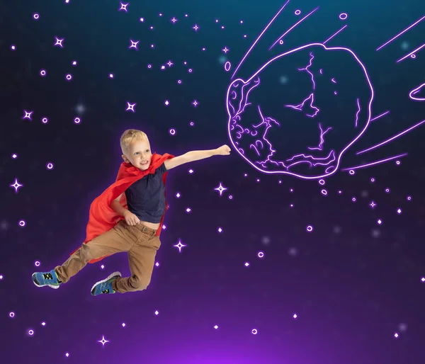 Koncepcyjne dzieło sztuki z małym chłopcem w czerwonej pelerynie latającym w snach i walczącym z narysowaną asteroidą w kosmosie. Pomysły, inspiracje, wyobraźnia. Kolaż — Zdjęcie stockowe