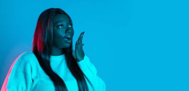 Uzun düz saç zevkleri olan Afrikalı güzel bir kadınla el ilanı. Mavi stüdyo arka planında, neon ışıkta izole edilmiş. İnsan duyguları kavramı