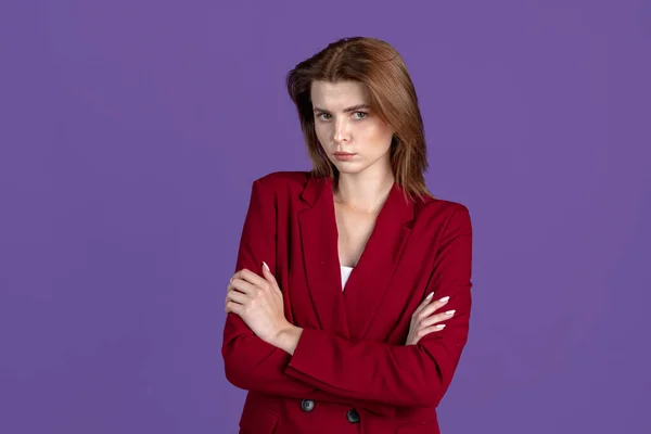 Retrato de meia-duração de menina isolada em roxo, cor lilás estúdio fundo. Conceito de emoções humanas, expressão facial, cosméticos, juventude — Fotografia de Stock