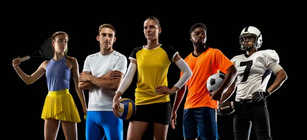 Koláž sportovního umění. Tenis, volejbal, basketbal, fotbal a američtí fotbalisté pózují jako jeden multietnický tým izolovaný na tmavém pozadí studia. — Stock fotografie