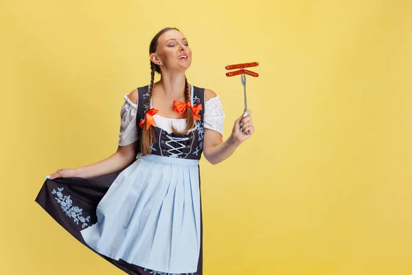 Képregény portré gyönyörű Oktoberfest nő, pincérnő visel hagyományos bajor vagy német dirndl elszigetelt sárga stúdió háttér. — Stock Fotó