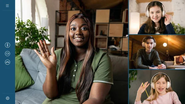 Collage. Groupe de 3 enfants, étudiants étudiant l'anglais par appel vidéo de groupe, utiliser la vidéoconférence entre eux et professeur. — Photo