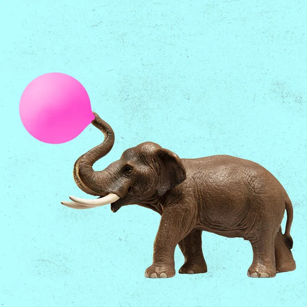 현대 미술 콜라주 개념. 밝은 파란색 네온 배경에 핑크 색 풍선을 단 장난감 코끼리 그림. 재미있는 형상의 조각. — 스톡 사진