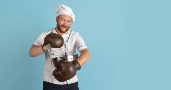 Képregény portré hadsome szakállas férfi, szakács, férfi séf fehér egyenruhában és doboz kesztyű elszigetelt kék háttérrel. A munka, a foglalkozás, a humor fogalma. — Stock Fotó