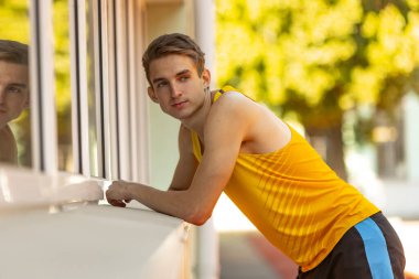 Yakın plan beyaz adam, erkek atlet, stadyum, spor salonu ya da açık havada koşu pisti koşucusu. Yaz sporu oyunları.