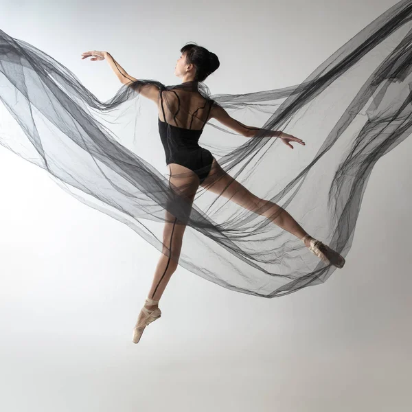 Retrato de una joven bailarina japonesa adorable bailando con tela transparente, telaraña negra aislada sobre fondo de estudio gris claro. Belleza, arte de línea, concepto de emociones. — Foto de Stock