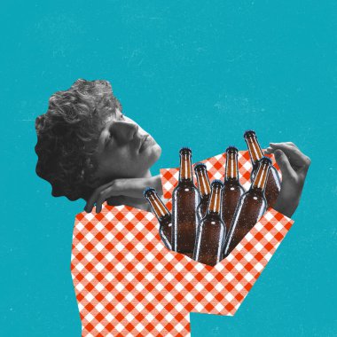 Cuma havası. Mavi arka planda izole edilmiş bir sürü bira şişesi tutan üzgün genç adam. Arkadaş partisine, bara gidiyorum. Görüntü