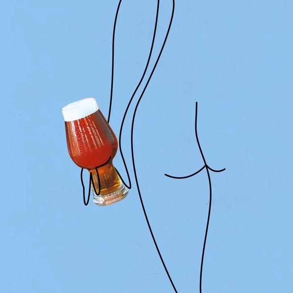 Colagem de arte contemporânea, design moderno. Humor de solidão. Corpo feminino desenhado bonito e vidro com cerveja isolada no fundo azul claro. — Fotografia de Stock