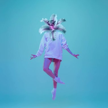 Modern tasarım, çağdaş sanat kolajı. İlham, fikir, modaya uygun şehir dergisi tarzı. Açık arkaplanda başı yerine çiçekli bir kadın portresi.