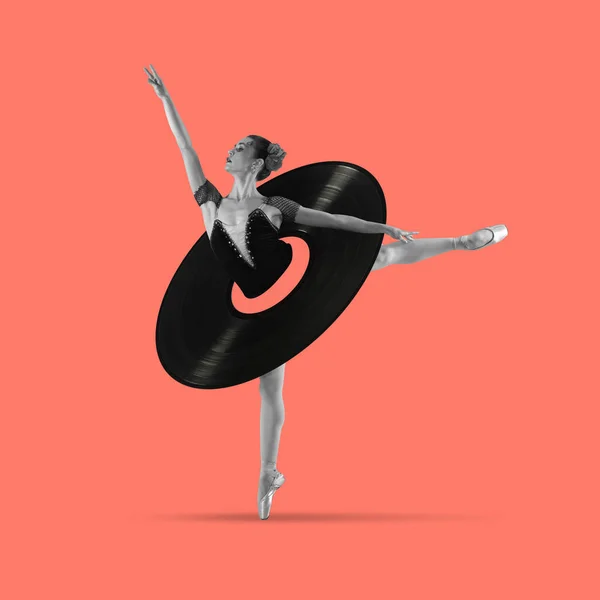 Collage d'art contemporain, design moderne. Style rétro. Belle ballerine en plaque de vinyle dansant sur fond rouge — Photo