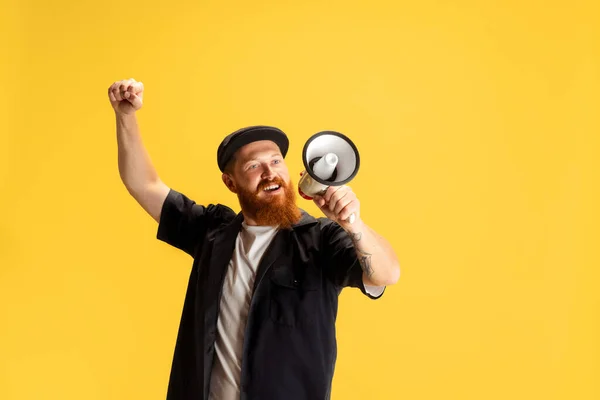 Comic portré stílusos vörös szakállú férfi, borbély fekete sapkában szórakozás elszigetelt sárga háttér. Az érzelmek, érzések fogalma. — Stock Fotó