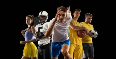Spor sanatı kolajı. Tenis, voleybol, basketbol, futbol ve Amerikan futbolcuları karanlık stüdyo arka planında izole edilmiş çok ırklı bir takım gibi poz veriyorlar..