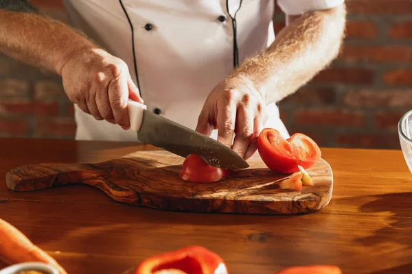 Primo piano mani di chef maschile, cuoco taglio insalata di verdure fresche nel suo caffè, cucina del ristorante. Concetto di una dieta corretta e sana. — Foto Stock