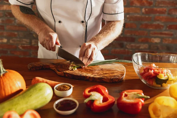 Primo piano chef maschi mani, cuoco taglio insalata di verdure fresche nel suo caffè, cucina del ristorante. Concetto di una dieta corretta e sana. — Foto Stock